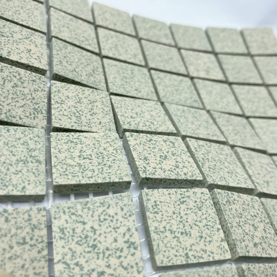 Winckelmans Vert 209 Mouchetés 20x20 mm – vue en biais des carreaux verts mouchetés sur filet