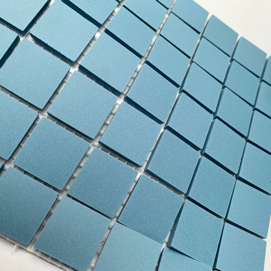 Winckelmans Bleu Foncé – matte Mosaikfliesen im Format 20x20 mm auf Netz